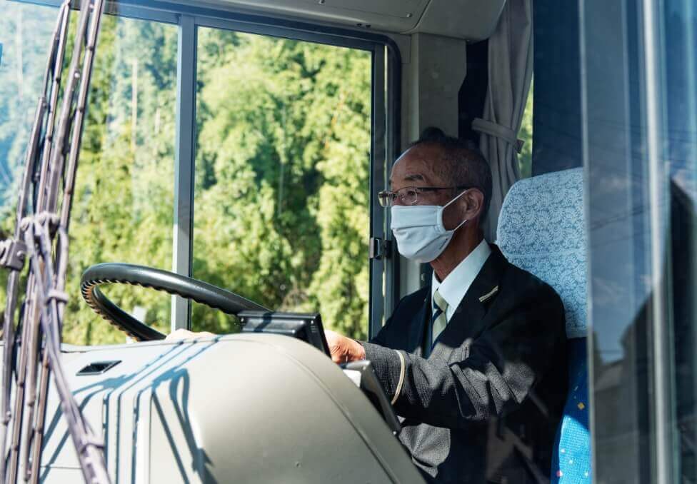 仕事について語る送迎バス運転手Y.Hさん